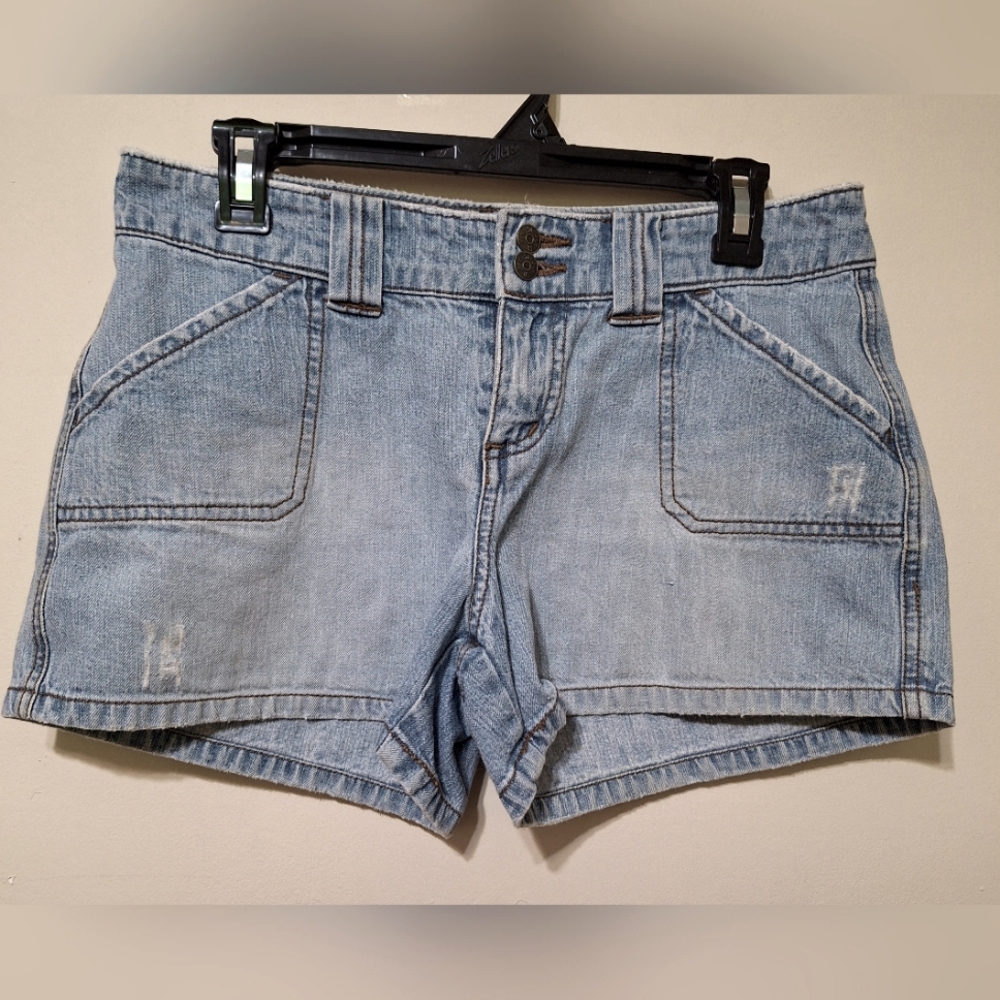So...so real. So right. Juniors size 9 cotton light wash jean short